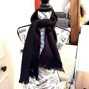 ITEM NO. 43: London Fog black lambswool scarf. Unisex.